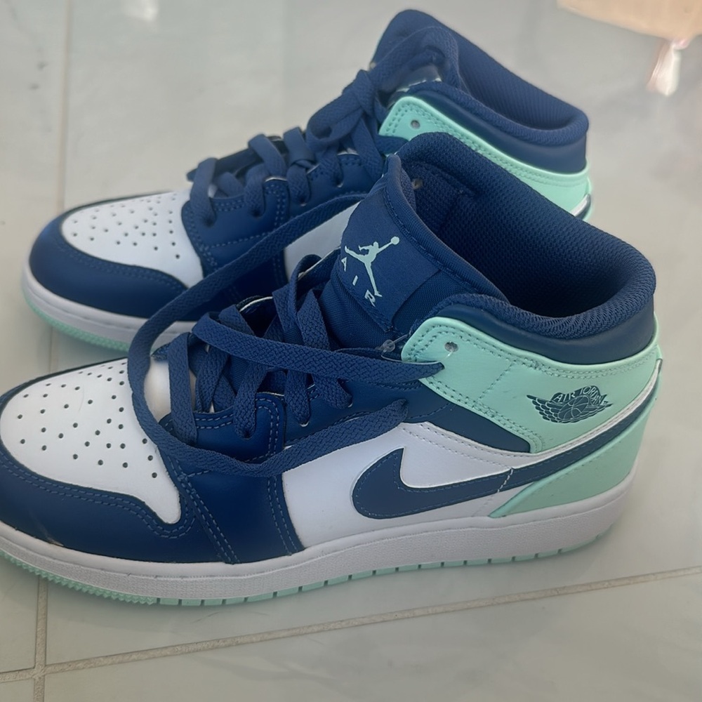 Brand new Nike Air Jordan sneakers, kids size 5.5. Turquoise, navy. Rare! - Picture 3 of 5